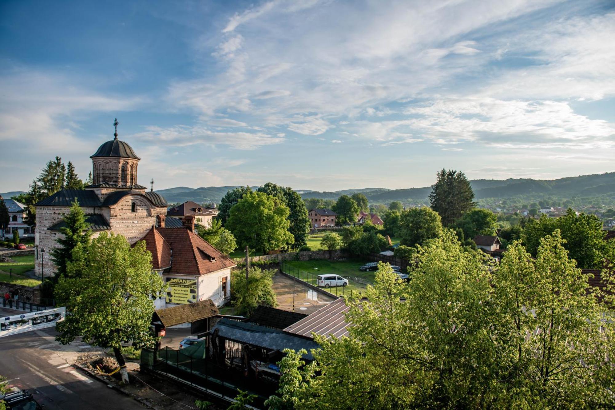 Hotel Thr Center Curtea De Arges Exterior photo