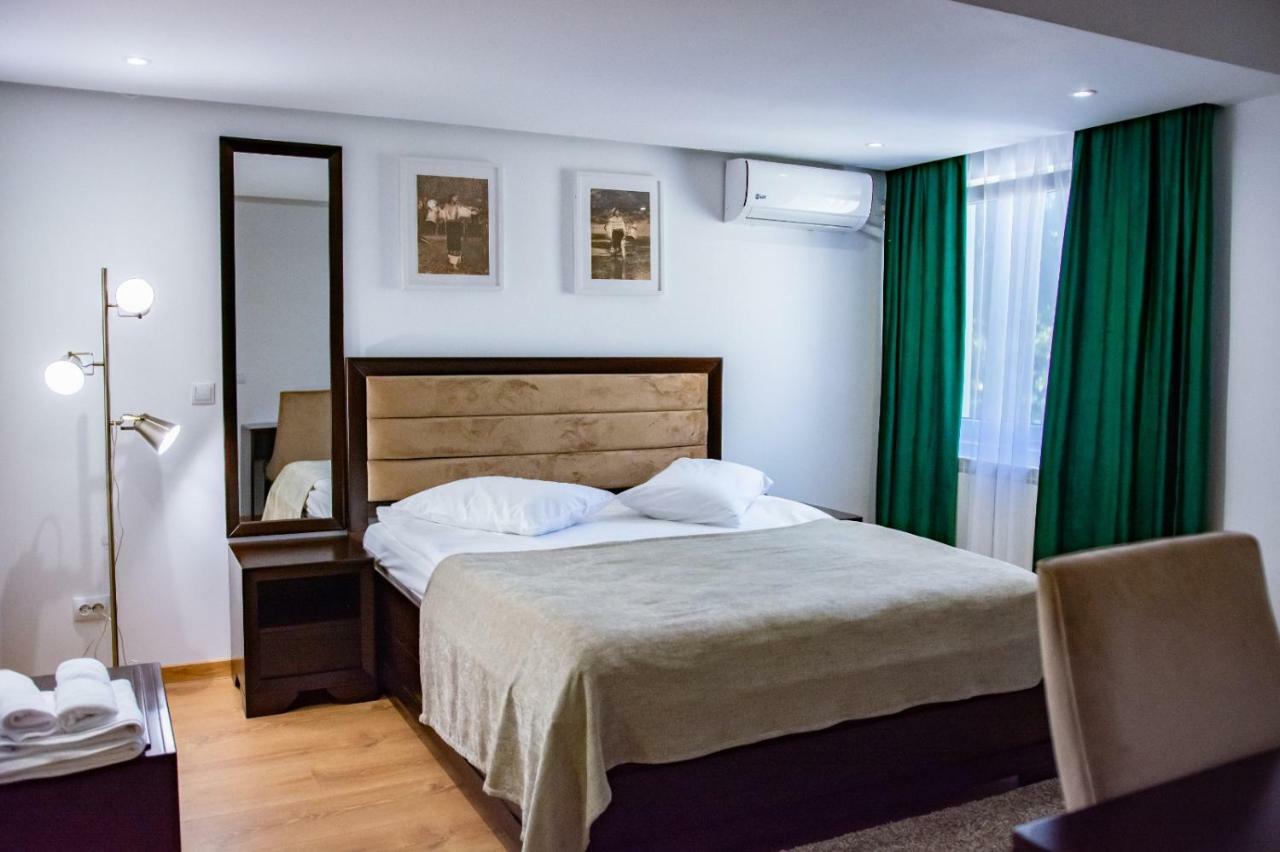 Hotel Thr Center Curtea De Arges Exterior photo